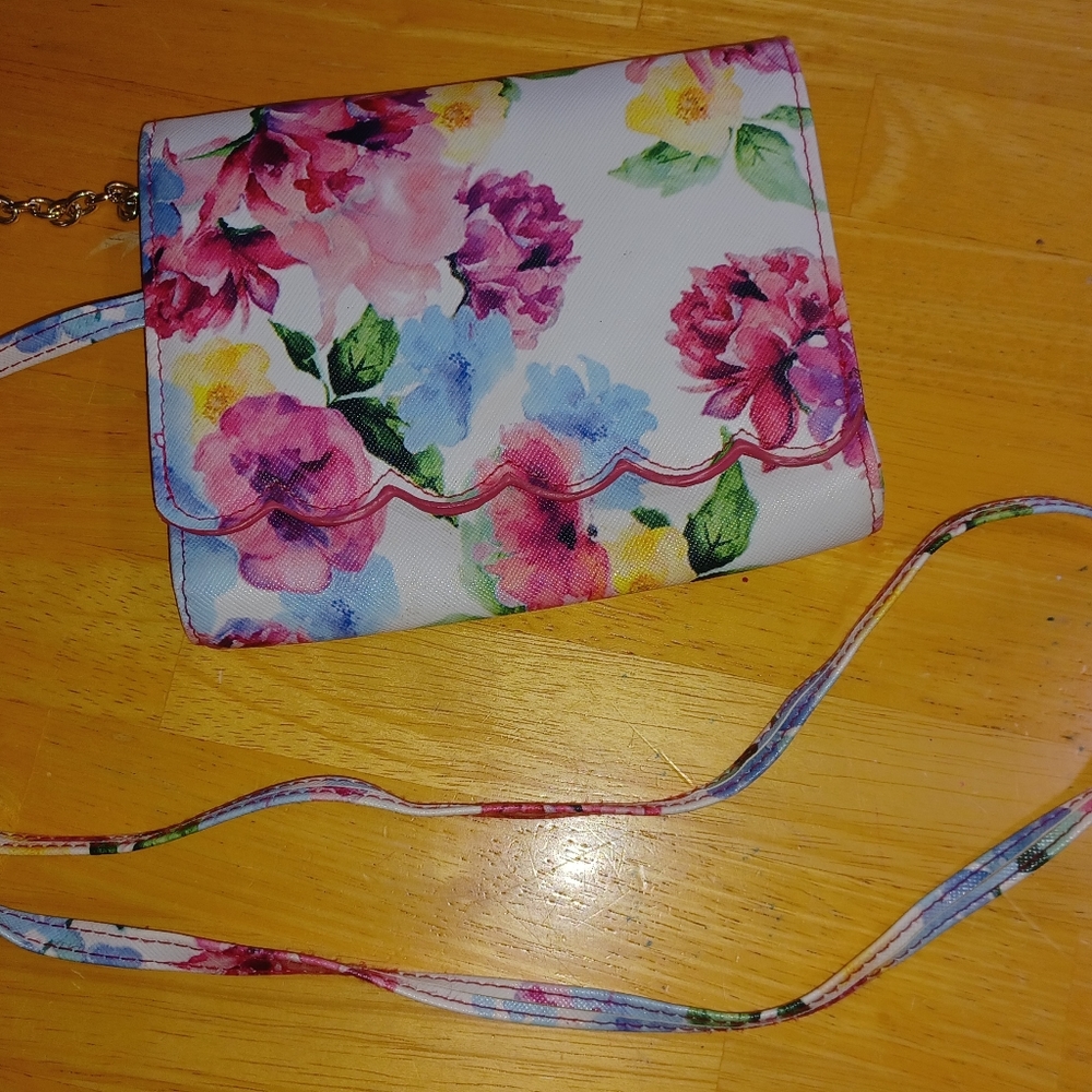 Cute & small floral purse that snaps